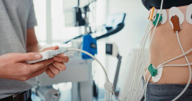Applicazione elettrodi ECG su paziente per monitoraggio Holter 24h presso Bio-Clinic Sassari