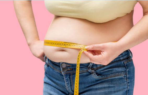 Donna misura girovita con metro - Percorso dimagrimento Slim Care Donna Bio-Clinic Sassari